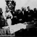 
						Pogrzeb ojca Jana Kordasa (1878-1943), przy trumnie rodzina zmarlego: zona, synowie Michal (1921-), Kazimierz (1910-198?) i Franciszek (1924-) oraz katolicki ksiadz, takze zeslaniec. Nowosiolowski Owcosowchoz, Krasnojarski Kraj, ZSRR, 17.08.1943. (Fot. NN, zbiory Osrodka Karta, udostępnil Michal Kordas.)					