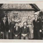 
						(Polski) Rodzinne zdjęcie najbliższej rodziny mojego Dziadka zrobione w 1943 roku we wsi Andrzejewicze. Kolejno z lewej: 1. Stanisław Paduch - mąż Marianny, 2. Marianna Paduch (Gierka) - siostra Jana, 3. Dorota Gierka (Mitręga) - mama Jana, 4. Józef Gierka - tata Jana, 5. Stanisława Szycko (Gierka) - siostra Jana, 6. Aleksander Szycko - mąż Stanisławy.					