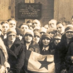 
						Bialystok. Esperantists from all over the world. At front of the Zamenhof House. 1928. Bjalistoko. Esperantistoj de la tuta mondo antaŭ Zamenhof - naskiĝdomo. 1928.					