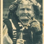 
						Huzulka with pipe. Zabie. Ca 1928. Nowadays Ukraine. More images www.bagnowka.com					