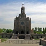 
						Tashkent: the church beside the monument					