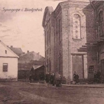 
						Great Synagogue built in 1909-1913 (in a place of former the oldest synagogue of Bialystok dated 1764). Designed by Jakov Shlomo Rabinowitz. Burnt by NAZI 27 June 1941. Inside the synagogue were moved almoust 2000 alive Jews. Memorial plaque was placed here in 1958 and nearby was built huge memorial (1995). On the left site you can see another synagogue built in the second half of XVIII cent.					