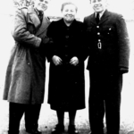 
						Leon and Józef, with their mother					