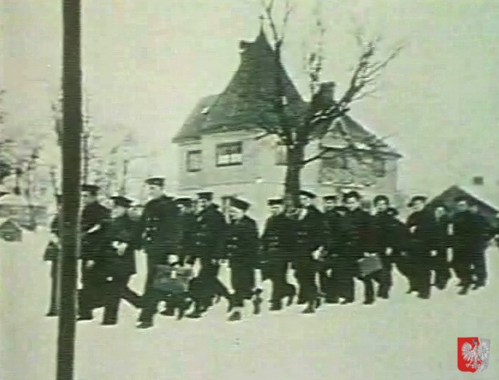 Polish sailors, interned in Sweden, marching past a house.