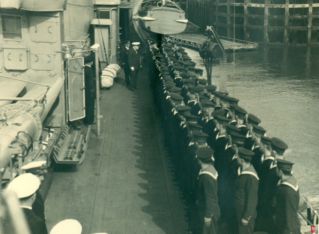 The First Sea Lord, Winston Churchill, visits ORP Burza under the command of Nahorski