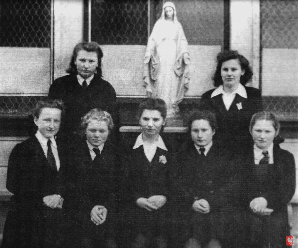 Polish girls in Sacred Heart Girls' College, New Plymouth, 1946 Back (l-r): Emilia Chumko, Stanisława Domańska Front (l-r): Regina Zielińska, Helena Kornobis, Adela Jasionowicz, Helena Pietkiewicz, Aniela Markowska. Source: Polish Children's Reunion Committee 2004.