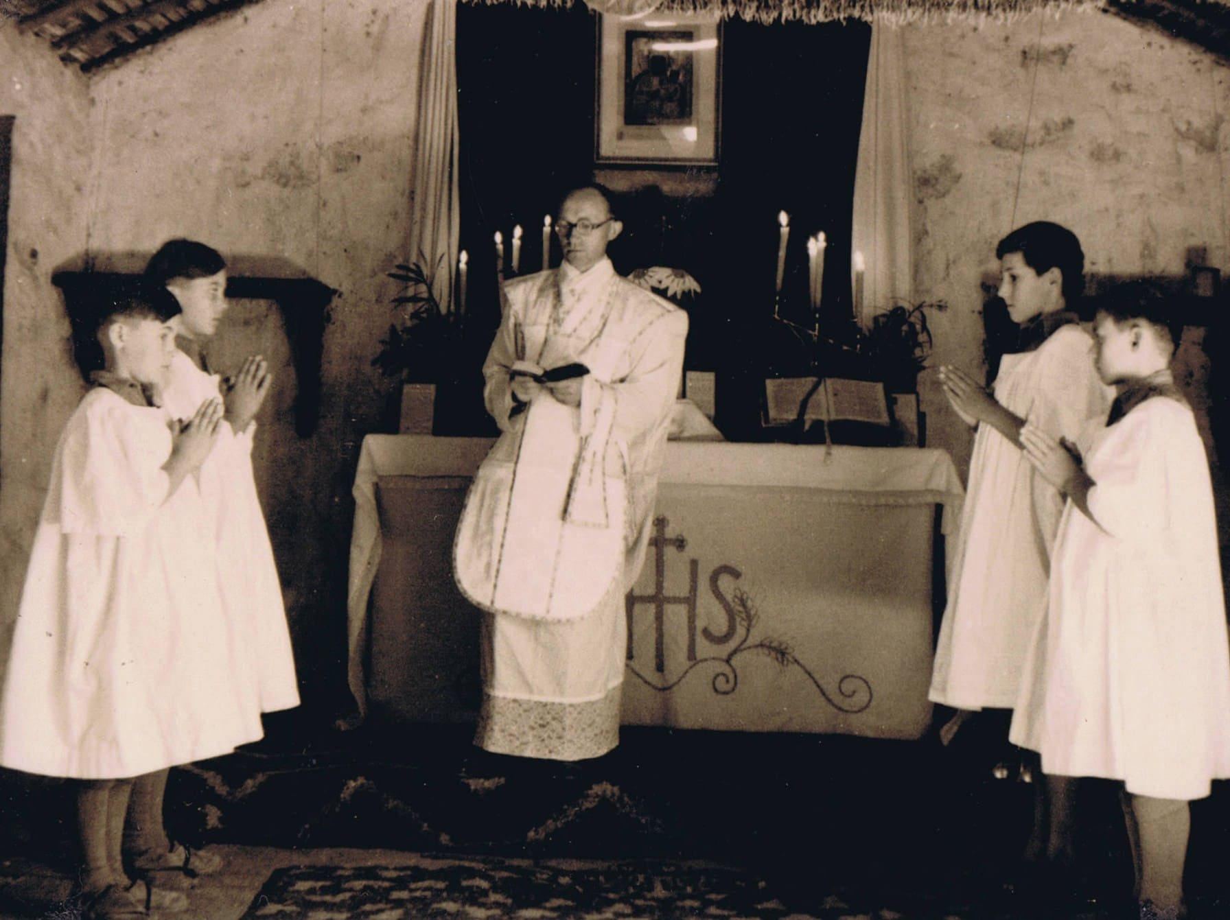 Father Franciszek Pluta, commander of the Balachadi estate, celebrating mass in the estate chapel; source: from the collection of Wiesław Stypuła