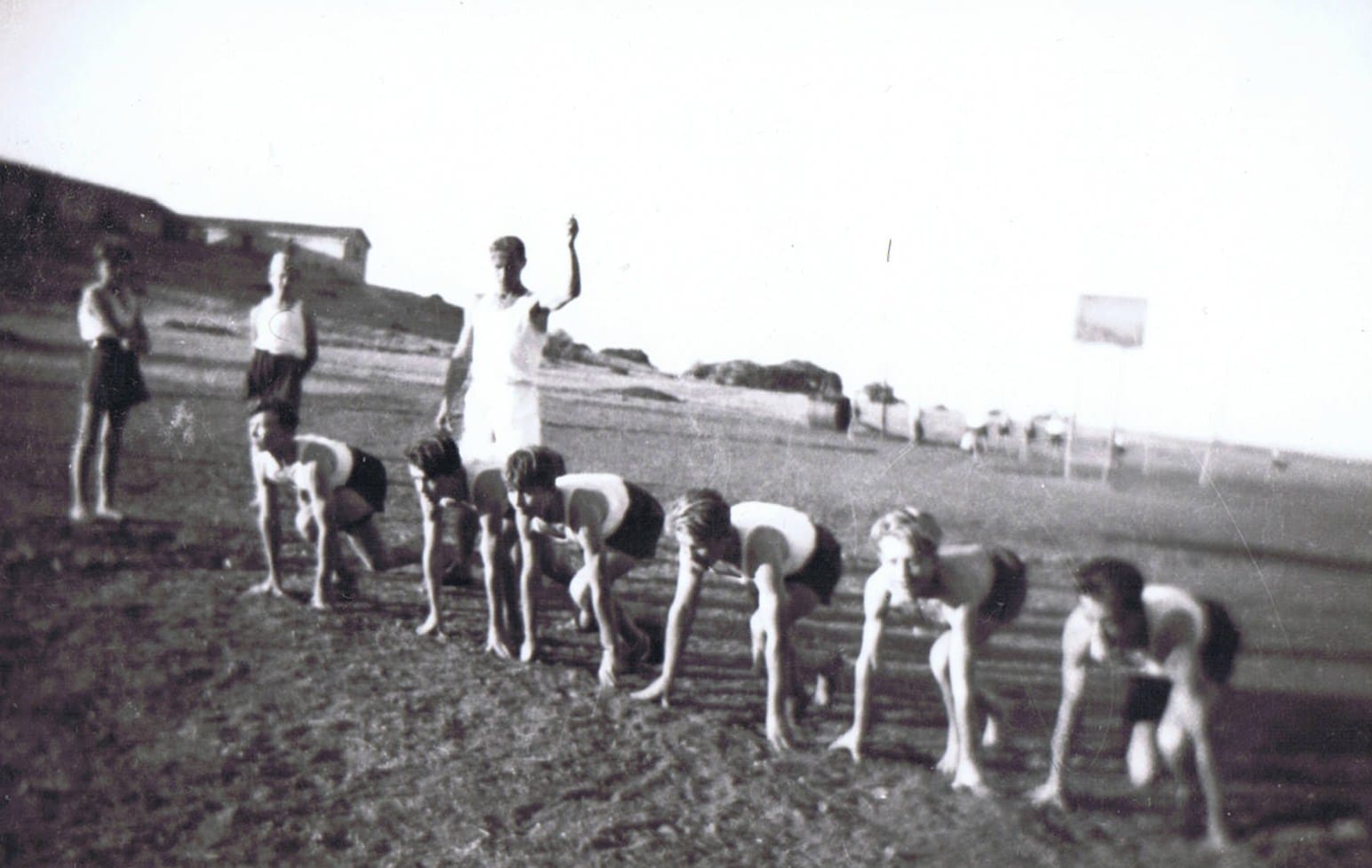 Start of the 100-meter race final during the estate games, Balachadi, 1945; source: from the collection of Wiesław Stypuła