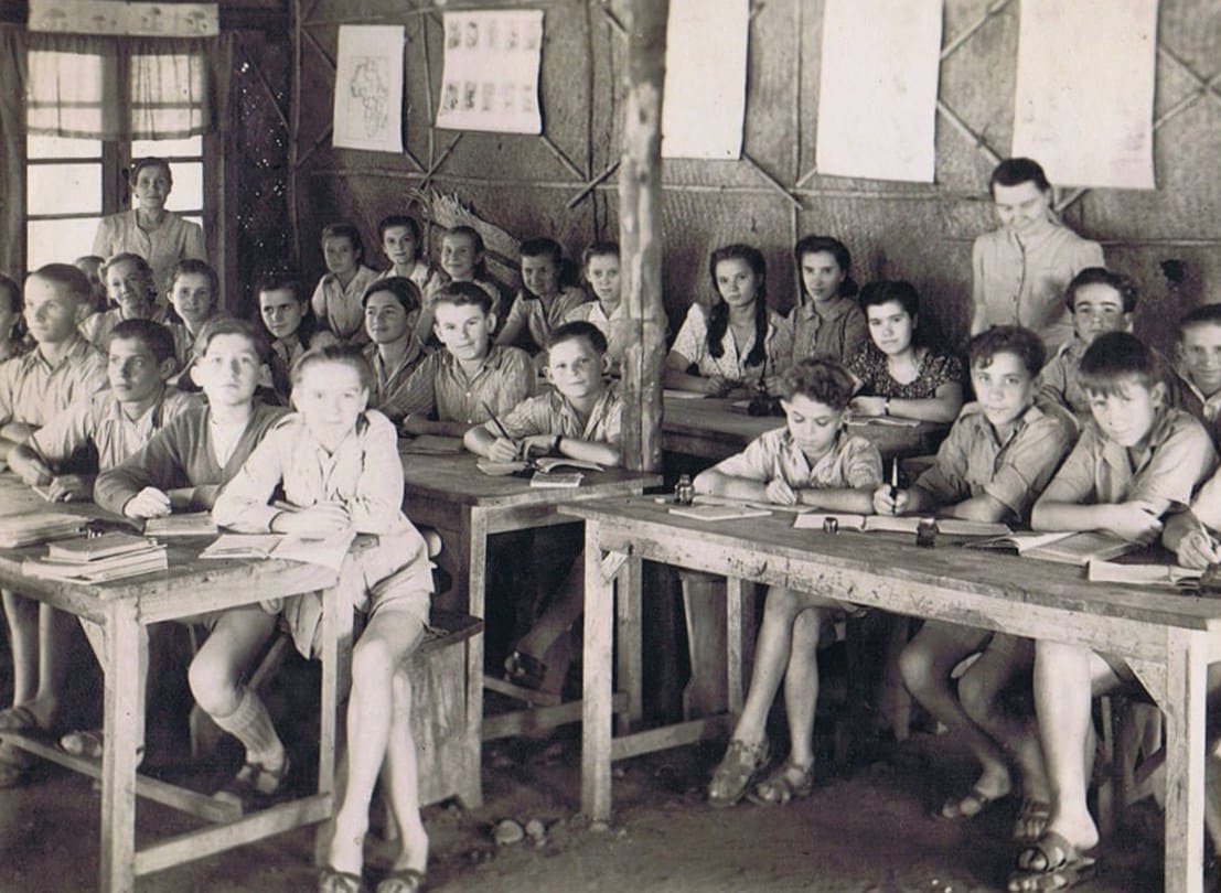 6th grade of Polish children at the Henryk Sienkiewicz School in Valivade; source: private collection of Jerzy Szczawiński