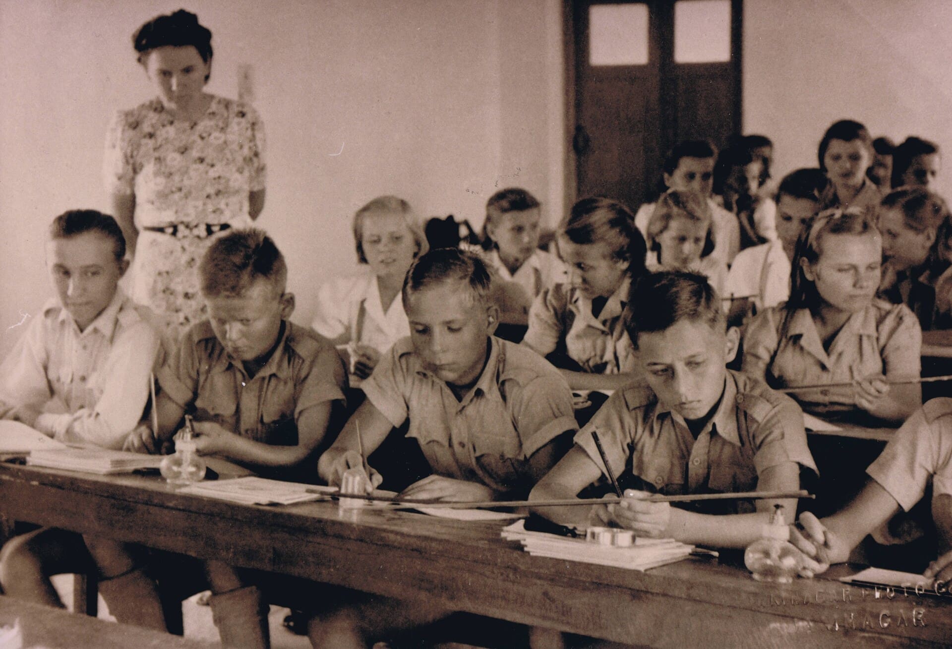 Exercises in the 6th grade during a chemistry lesson taught by Marianna Janas, Balachadi; source: from the collection of Wiesław Stypuła