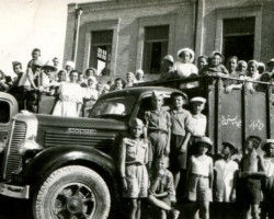 Junaks and Polish children next to trucks transporting people from Pahlevi to Tehran, Iran, 1942; source: private collection of Irena Kuś, Kresy-Syberia Foundation