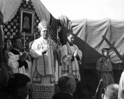 Field Mass for General Sikorski. Celebrated by Field Bishop Józef Gawlina. Middle East, July 1943; source: private collection of Prof. Zbigniew Wawer