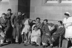 Patients and nurses - group photo in front of one of the military hospitals of the 2nd Corps, Italian campaign; source: private collection of prof. Zbigniew Wawer Patients and nurses - group photo in front of one of the military hospitals of the 2nd Corps, Italian campaign; source: private collection of prof. Zbigniew Wawer
