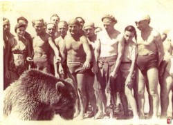 Wojtek the bear with soldiers of the 2nd Corps on an Italian beach; source: private collection of Jan Grzywiński, Kresy-Siberia Foundation Wojtek the bear with soldiers of the 2nd Corps on an Italian beach; source: private collection of Jan Grzywiński, Kresy-Siberia Foundation