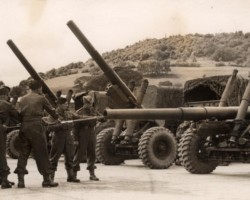 Artillery in battle. 2nd Corps in Italy - cleaning the cannon; source: Sikorski Institute and Museum, London Artillery in battle. 2nd Corps in Italy - cleaning the cannon; source: Sikorski Institute and Museum, London