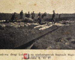 Soldiers of the Border Protection Corps while working on the construction of a circular road in the inaccessible swamps of the 44th section of the KOP ", 1927. Collections of the Museum of Polish Border Formations