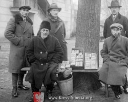 Smugglers with goods arrested by the intelligence agents of the Border Guard (in the photo), 1930s. Archives of the Border Guard in Szczecin