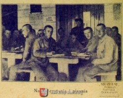 Żołnierze Korpusu Ochrony Pogranicza w trakcie nauki czytania i pisania (w ramach żołnierskiej szkoły początkowej). Zbiory Muzeum Polskich Formacji Granicznych