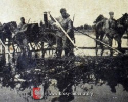 Soldiers of the 17th battalion of the Border Protection Corps, crossing the Stwiga River by the rolling stock of the company 3, 1927. "Rewja Polski Zbrojnej", 1927, No. 46.