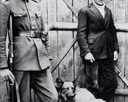 Strażnik graniczny z zatrzymanym przemytnikiem i zajętym towarem, lata 30-te XX w. Archiwum Straży Granicznej w Szczecinie