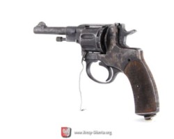 Nagant revolver wz 30
This revolver was a weapon developed in the workshop of a Belgian engineer. Emil Nagant in 1895. The patent was sold with the machines to Poland, where production began in Radom. It was a repeating revolver operating on the principle of mechanical drum rotation, activated by a ratchet device initiated by the trigger mechanism. Caliber - 7.62 mm, weight - 0.75 kg, length - 230 mm, barrel length - 114 mm, drum capacity - 7 rounds, the initial velocity of the missile - 280 m / s, the initial energy - 270 J, the highest sight - 50 m, range 700 m. According to the regulations, officers in the Second Polish Republic were obliged to buy pistols with their own money. These matters were regulated by the commanders of the sub-units. Thus, this weapon appeared in border formations as non-permanent
The Museum of Polish Arms in Kołobrzeg