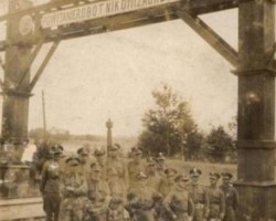 Group photo of the soldiers of K.O.P. before the Soviet border. The welcome inscription on the gate (in Polish) reads: WELCOME TO WORKERS OF THE WEST. Archives of the Kresy-Siberia Foundation