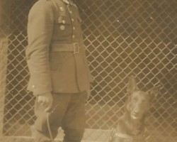 Funkcjonariusz w Zakładzie Tresury Psów Centralnej Szkoły Straży Granicznej w Rawie Ruskiej, 02/06/1934. Zbiory Waldemara Bocheńskiego