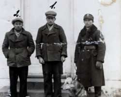 Border guard with detained smugglers and seized goods in front of the building of the Border Guard Post, 1936. Collections of the Museum of Polish Border Formations