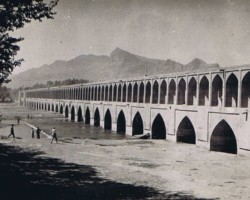 The bridge between Armenian Iulfa and Isfahan near one of the Polish refugee centers (Facility No. 2); Iran, 1944; source: from the collection of Wiesław Stypuła The bridge between Armenian Iulfa and Isfahan near one of the Polish refugee centers (Facility No. 2); Iran, 1944; source: from the collection of Wiesław Stypuła
