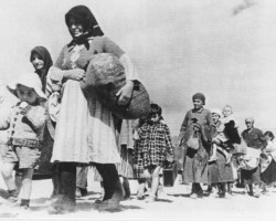Polish exiles in the Soviet Union on their way from trains to a ship in Krasnovodsk, bound for Iran, 1942; source: Circle of Poles from India Polish exiles in the Soviet Union on their way from trains to a ship in Krasnovodsk, bound for Iran, 1942; source: Circle of Poles from India