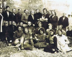 Teachers from Polish School No. 3 in Tehran, Iran, 1943/1943; source: from the collection of Wiesław Stypuła Teachers from Polish School No. 3 in Tehran, Iran, 1943/1943; source: from the collection of Wiesław Stypuła