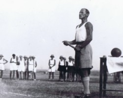 Coach Antoni Maniak during the sports games of the estate, Balachadi, 1945; source: from the collection of Wiesław Stypuła Coach Antoni Maniak during the sports games of the estate, Balachadi, 1945; source: from the collection of Wiesław Stypuła