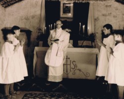 Father Franciszek Pluta, commander of the Balachadi estate, celebrating mass in the estate chapel; source: from the collection of Wiesław Stypuła Father Franciszek Pluta, commander of the Balachadi estate, celebrating mass in the estate chapel; source: from the collection of Wiesław Stypuła