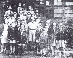 Minister of Labor and Social Welfare of the Republic of Poland – Jan Stańczyk during a visit to Polish children in the sanatorium in Panchagani; source: from the collection of Wiesław Stypuła Minister of Labor and Social Welfare of the Republic of Poland – Jan Stańczyk during a visit to Polish children in the sanatorium in Panchagani; source: from the collection of Wiesław Stypuła