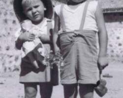 The youngest child of the orphanage in Balachadi, Bożenka Dzięgielewska (left), Balachdi, 1942; source: from the collection of Wiesław Stypuła The youngest child of the orphanage in Balachadi, Bożenka Dzięgielewska (left), Balachdi, 1942; source: from the collection of Wiesław Stypuła