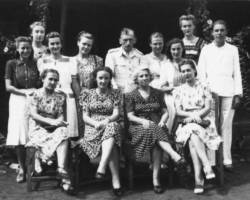 Representatives of the cultural section in the settlement for Polish refugees in Valivade, sitting from the left: Tatiana Pawłowska, Walentyna Tyszko, Alicja Kisielnicka, Halina Hajnowa, standing from the left: Wanda Stankiewicz, Anna Sahanek, Anna Brzezińska, Janina Michalska, manager Major Ludwik Naimski, Kleopatra Cariuk, Kazimiera Karasiewicz, Janina Rymar; source: Koło Polaków z Narodów Zjednoczonych Representatives of the cultural section in the settlement for Polish refugees in Valivade, sitting from the left: Tatiana Pawłowska, Walentyna Tyszko, Alicja Kisielnicka, Halina Hajnowa, standing from the left: Wanda Stankiewicz, Anna Sahanek, Anna Brzezińska, Janina Michalska, manager Major Ludwik Naimski, Kleopatra Cariuk, Kazimiera Karasiewicz, Janina Rymar; source: Koło Polaków z Narodów Zjednoczonych