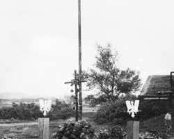 Symbolic grave of Warsaw insurgents in the Polish settlement in Valivade; source: Poles from India Association Symbolic grave of Warsaw insurgents in the Polish settlement in Valivade; source: Poles from India Association