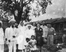 Visit to the settlement for Polish refugees of the little maharajah with his sister and guardians - the guests are standing in the company of Teresa and Władysław Jagiełłowicz and Zygmunt Łopiński, Valivade, 1944; source: Koło Polaków z Niechciał z Niechciałskich Visit to the settlement for Polish refugees of the little maharajah with his sister and guardians - the guests are standing in the company of Teresa and Władysław Jagiełłowicz and Zygmunt Łopiński, Valivade, 1944; source: Koło Polaków z Niechciał z Niechciałskich