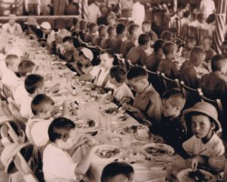 Lunch at the center's canteen, Bandra, 1942; source: from the collection of Wiesław Stypuła Lunch at the center's canteen, Bandra, 1942; source: from the collection of Wiesław Stypuła