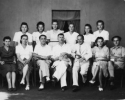 Dental technical course - participants with the course organizer Dr. Alfred Tomanek, Valivade, 1946; source: Poles from India Association Dental technical course - participants with the course organizer Dr. Alfred Tomanek, Valivade, 1946; source: Poles from India Association