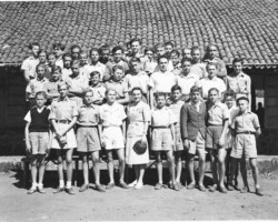 A junior high school class from the Valivade housing estate in the 1945/46 school year; source: Poles from India Association A junior high school class from the Valivade housing estate in the 1945/46 school year; source: Poles from India Association