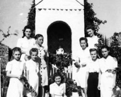 Polish refugees in Valivade at the local chapel; source: Poles from India Association Polish refugees in Valivade at the local chapel; source: Poles from India Association