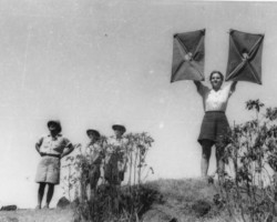 Signaller course with the Polish delegate Stanisław Dudryk-Dalewski, Chandoli (north of Valivade), 1946; source: Poles from India Association Signaller course with the Polish delegate Stanisław Dudryk-Dalewski, Chandoli (north of Valivade), 1946; source: Poles from India Association
