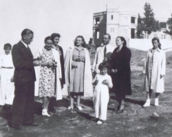 A group of teachers from the Balachadi estate walking along the beach at the foot of the summer residence of Maharaja Digvijaysinhji; source: from the collection of Wiesław Stypuła A group of teachers from the Balachadi estate walking along the beach at the foot of the summer residence of Maharaja Digvijaysinhji; source: from the collection of Wiesław Stypuła