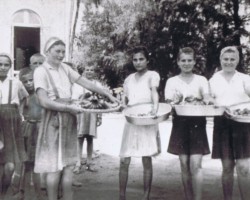 Nurses on duty delivering afternoon snacks to the youngest children, Bandra, 1942; source: from the collection of Wiesław Stypuła Nurses on duty delivering afternoon snacks to the youngest children, Bandra, 1942; source: from the collection of Wiesław Stypuła