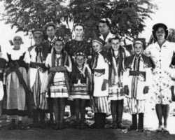 Polish children after the performance at the temporary center in Quetta, on the way to Balachadi, 1942; source: Poles from India Association Polish children after the performance at the temporary center in Quetta, on the way to Balachadi, 1942; source: Poles from India Association