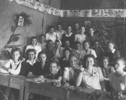 School class, sitting from the bottom: Bożena Romanowska, Helena Szafrańska, Alina Waszczuk, Irena Snastin, Weronika Kokoszko, Anna Krupińska, Eleonora Woyniłowicz, Jagoda Królikowska, Halina Szafranek, Zofia Balawender, Estera Czekierska, Halina Kamińska, Danuta Zbyszewska, Zofia Ostrihanska, Irena Adamczyk, Irena Idkowiak, Irena Hajduk, Szczęsna Orzeł, Helena Kawałek, Janina Juźwin, Dzidka Nowicka, Irena Ostrowska, Irena Tatarczuk, Maria Kłosowska, Zofia Karpińska, Valivade, 1945; source: Koło Polaków z India School class, sitting from the bottom: Bożena Romanowska, Helena Szafrańska, Alina Waszczuk, Irena Snastin, Weronika Kokoszko, Anna Krupińska, Eleonora Woyniłowicz, Jagoda Królikowska, Halina Szafranek, Zofia Balawender, Estera Czekierska, Halina Kamińska, Danuta Zbyszewska, Zofia Ostrihanska, Irena Adamczyk, Irena Idkowiak, Irena Hajduk, Szczęsna Orzeł, Helena Kawałek, Janina Juźwin, Dzidka Nowicka, Irena Ostrowska, Irena Tatarczuk, Maria Kłosowska, Zofia Karpińska, Valivade, 1945; source: Koło Polaków z India