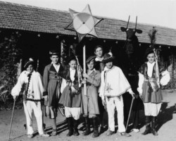 Carolers with a turon and a star: Romuald Blumski, Mikołaj Suszyński, NN, Jerzy Liszka, Jan Siedlecki, NN, NN, Valivade, 1944; source: Poles from India Association Carolers with a turon and a star: Romuald Blumski, Mikołaj Suszyński, NN, Jerzy Liszka, Jan Siedlecki, NN, NN, Valivade, 1944; source: Poles from India Association