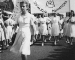 Members of the Marian Sodality led by Zofia Zawidzka during the celebration of the 3rd of May holiday, Valivade, 3 May 1947; source: Circle of Poles from India Members of the Marian Sodality led by Zofia Zawidzka during the celebration of the 3rd of May holiday, Valivade, 3 May 1947; source: Circle of Poles from India