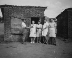 In front of the butcher shop in the housing estate - Mikołaj Bereźnicki (left) and employees and son Józef (right), Valivade; source: Koło Polaków z Narodów Zjednoczonych In front of the butcher shop in the housing estate - Mikołaj Bereźnicki (left) and employees and son Józef (right), Valivade; source: Koło Polaków z Narodów Zjednoczonych